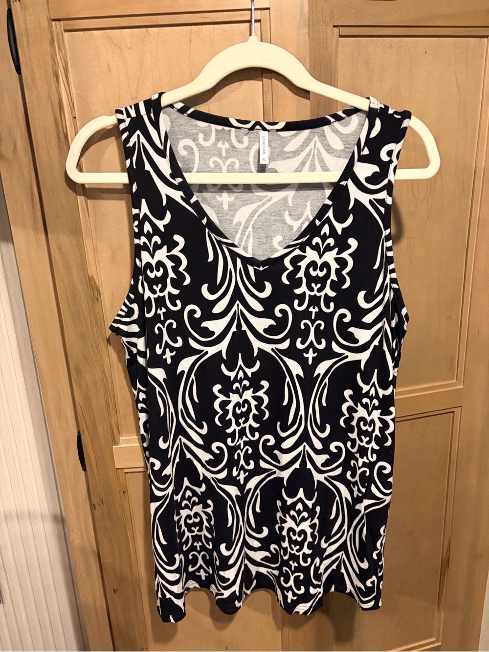 Black & White Patterned V-Neck Sleeveless Top